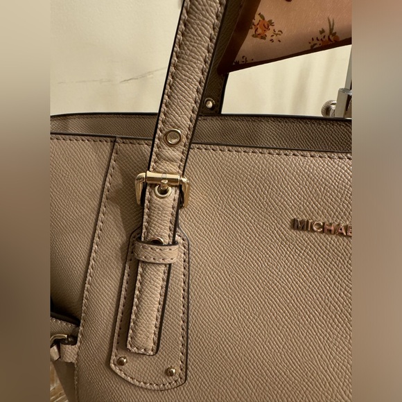 Michael Kors Voyager Tote Bag - Picture 5 of 16